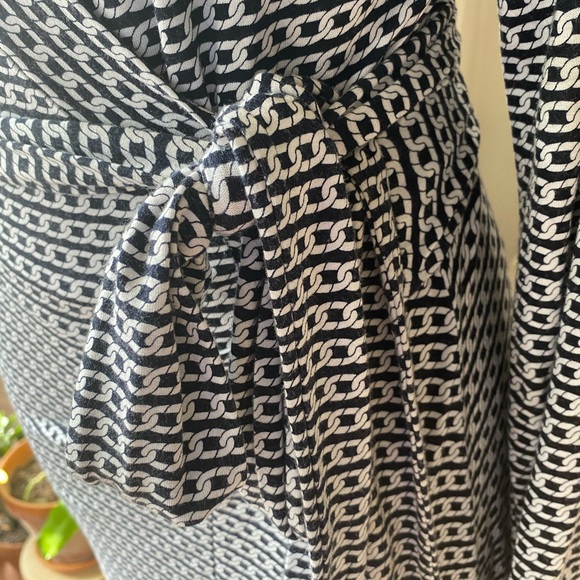 Banana Republic Factory wrapped dress long sleeves. Soft! Fabulous! Sexy v neck - Picture 8 of 9